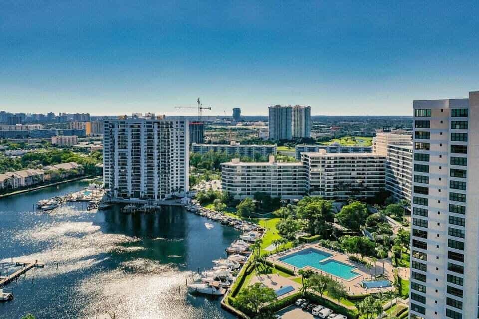 Condominium in Beverley Beach, Florida 11636410