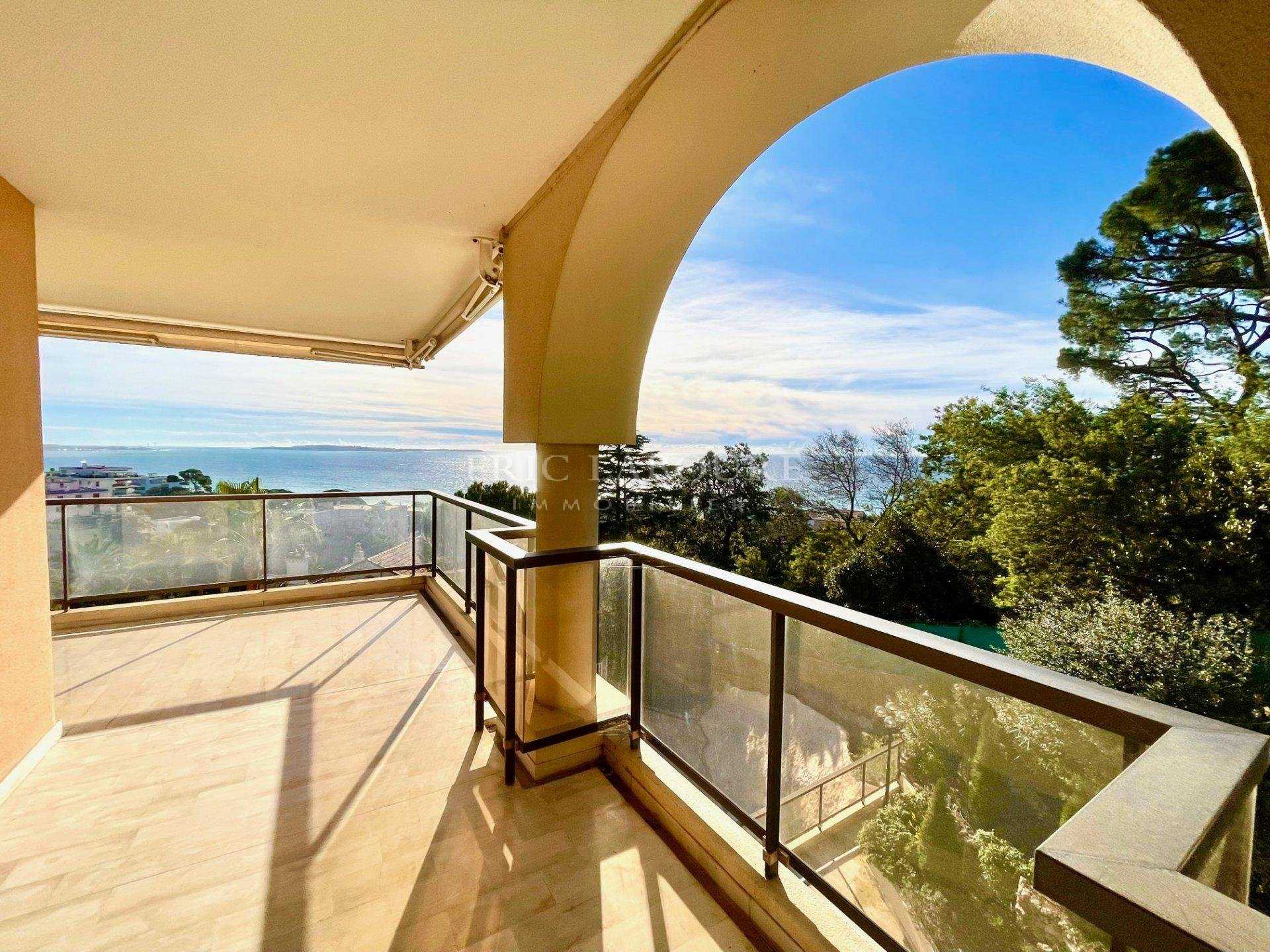 Condominium in La Bocca, Provence-Alpes-Cote d'Azur 11637455