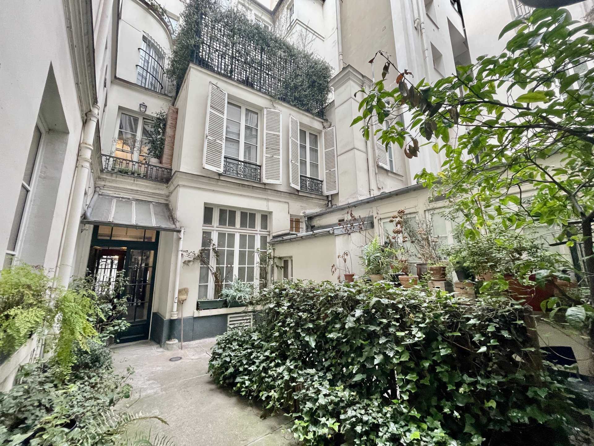 Condominium in Paris, Ile-de-France 11637473