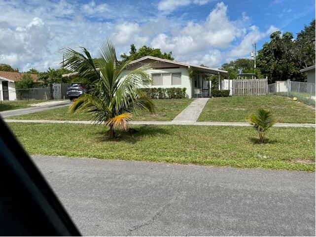 House in Mangonia Park, Florida 11637536