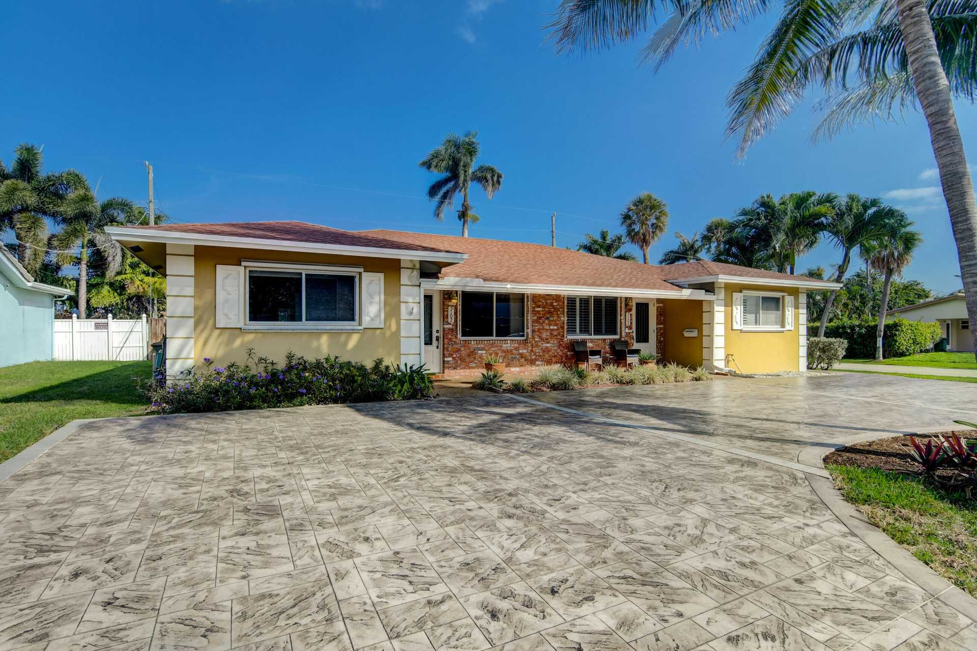 Multi Family in Lighthouse Point, Florida 11637558