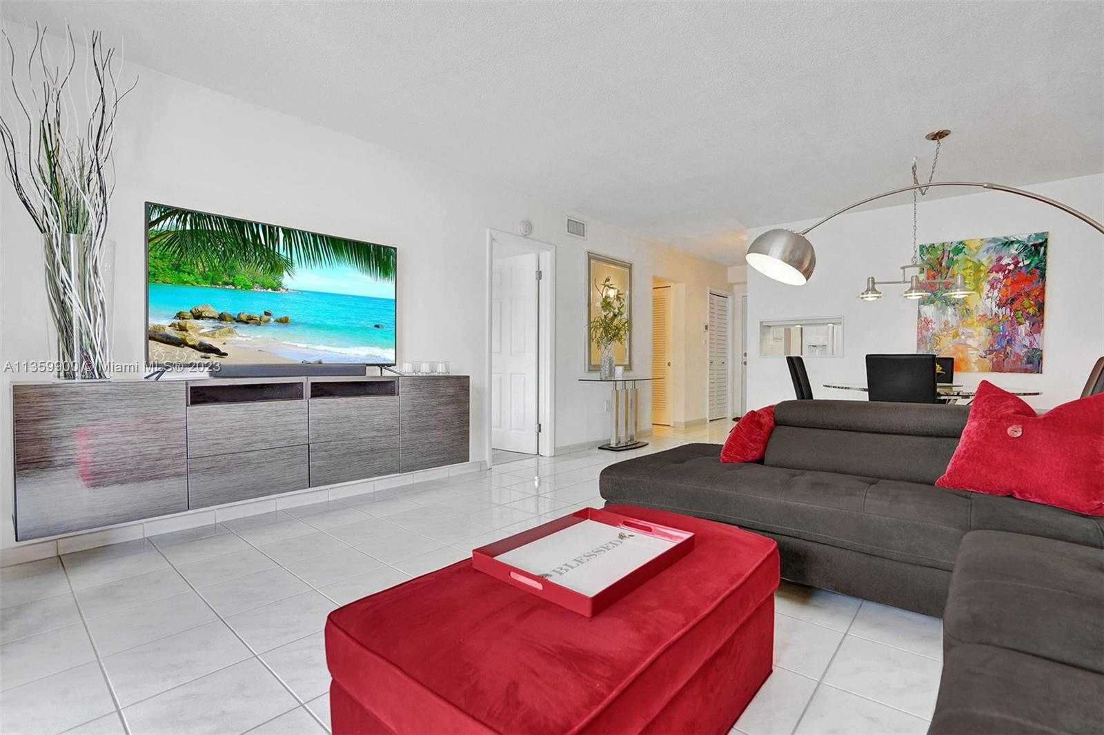 Condominium in North Miami Beach, Florida 11638765