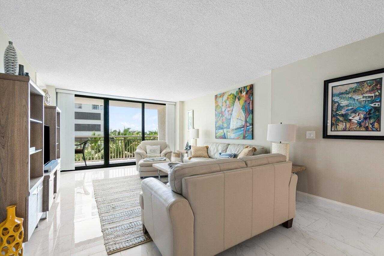 House in Palm Beach Shores, Florida 11639905