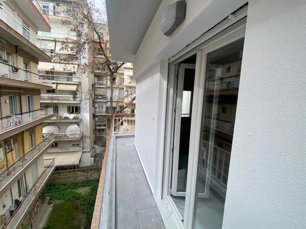 公寓 在 Thessaloniki,  11640888