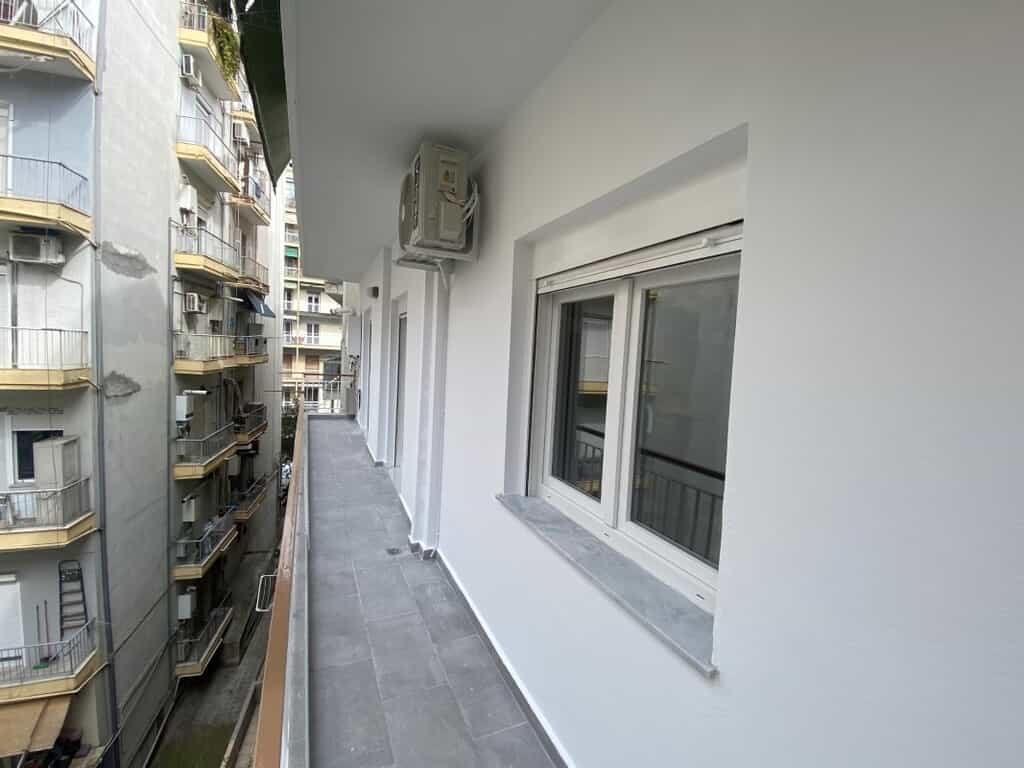 公寓 在 Thessaloniki,  11640888