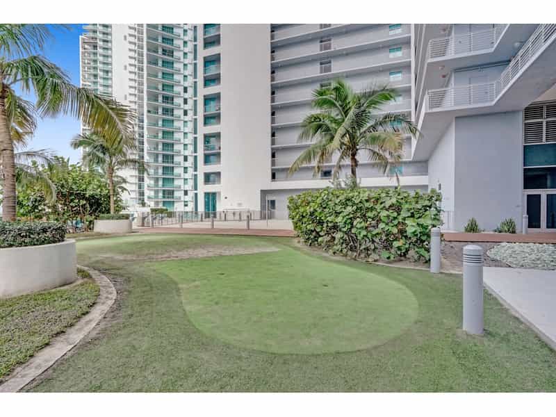 Condominium in Miami, Florida 11641003