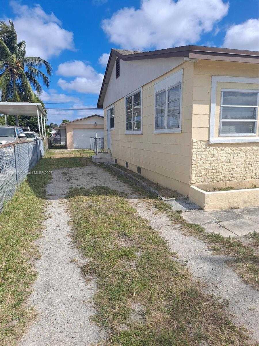 House in Hialeah, Florida 11641471