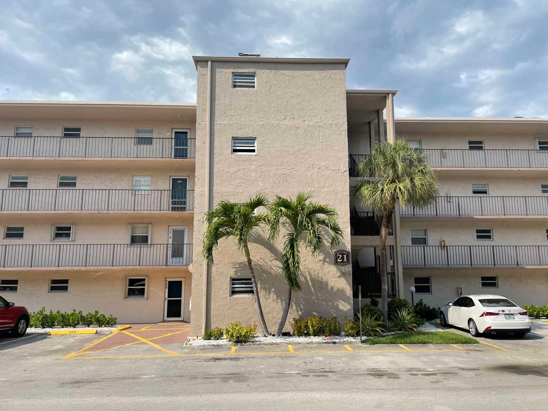 公寓 在 Palm Springs, Florida 11642960