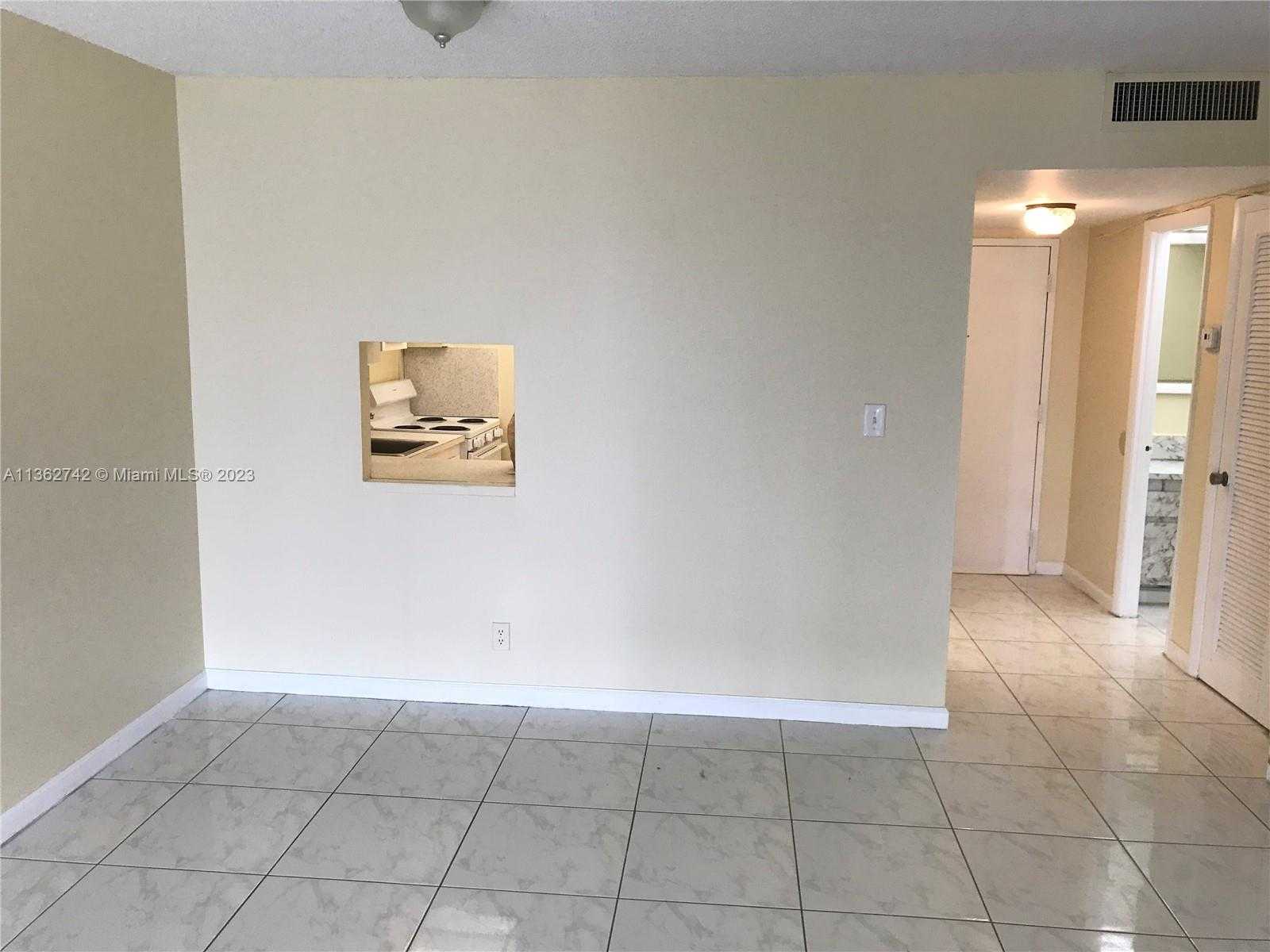 House in North Miami Beach, Florida 11644881