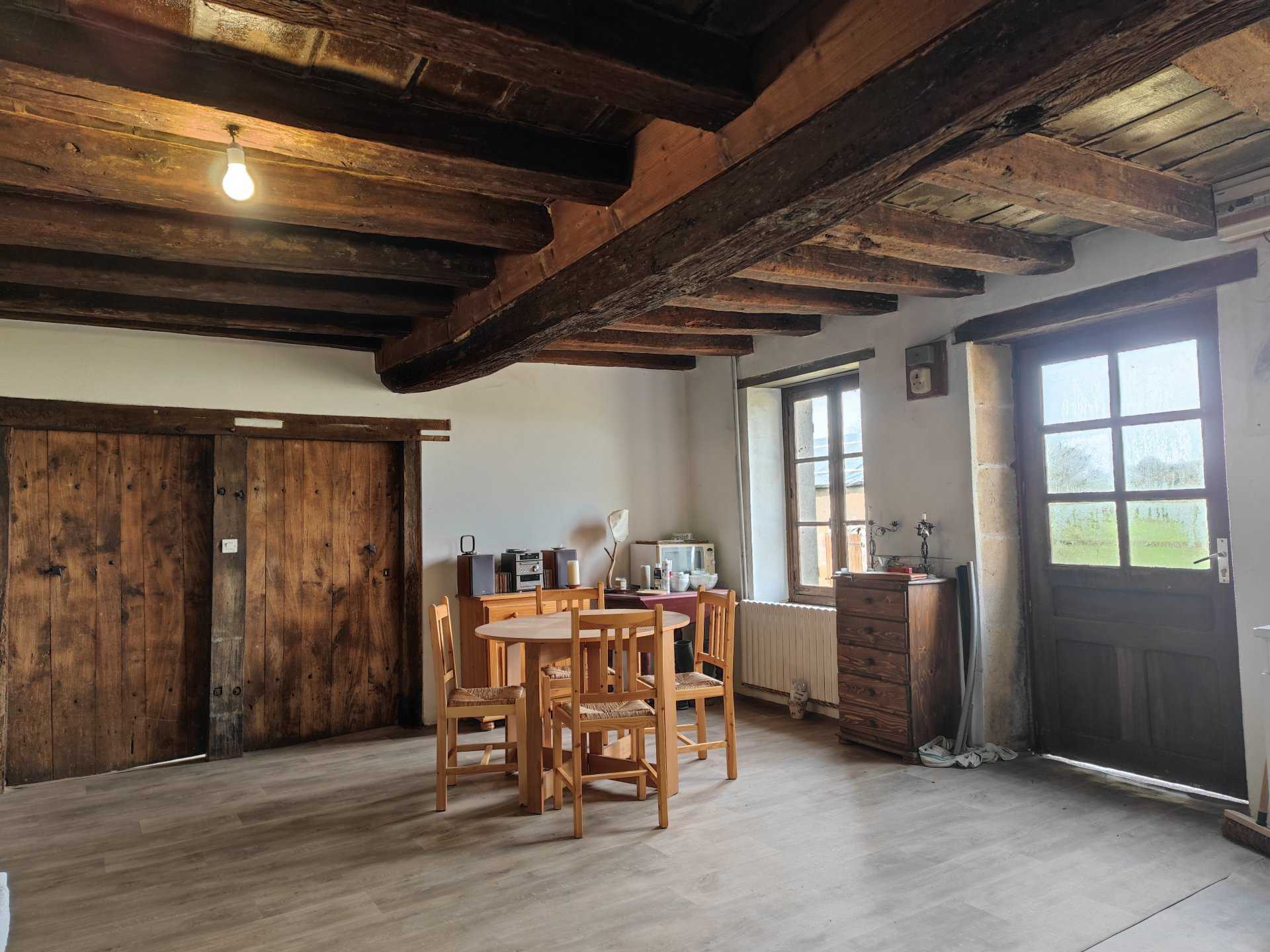Talo sisään Montaron, Bourgogne-Franche-Comte 11644930