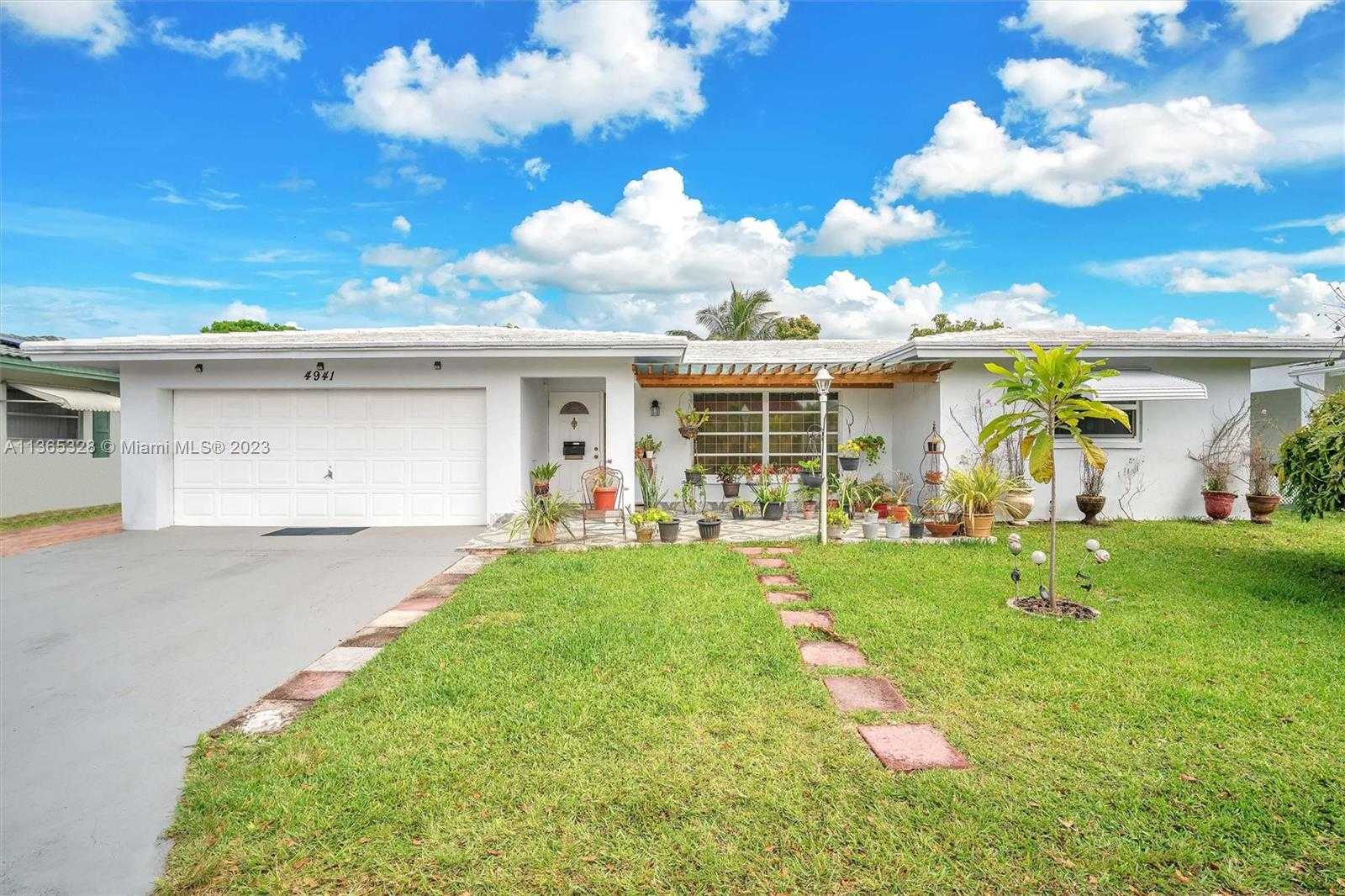 House in Sabal Palms Estates, Florida 11646344