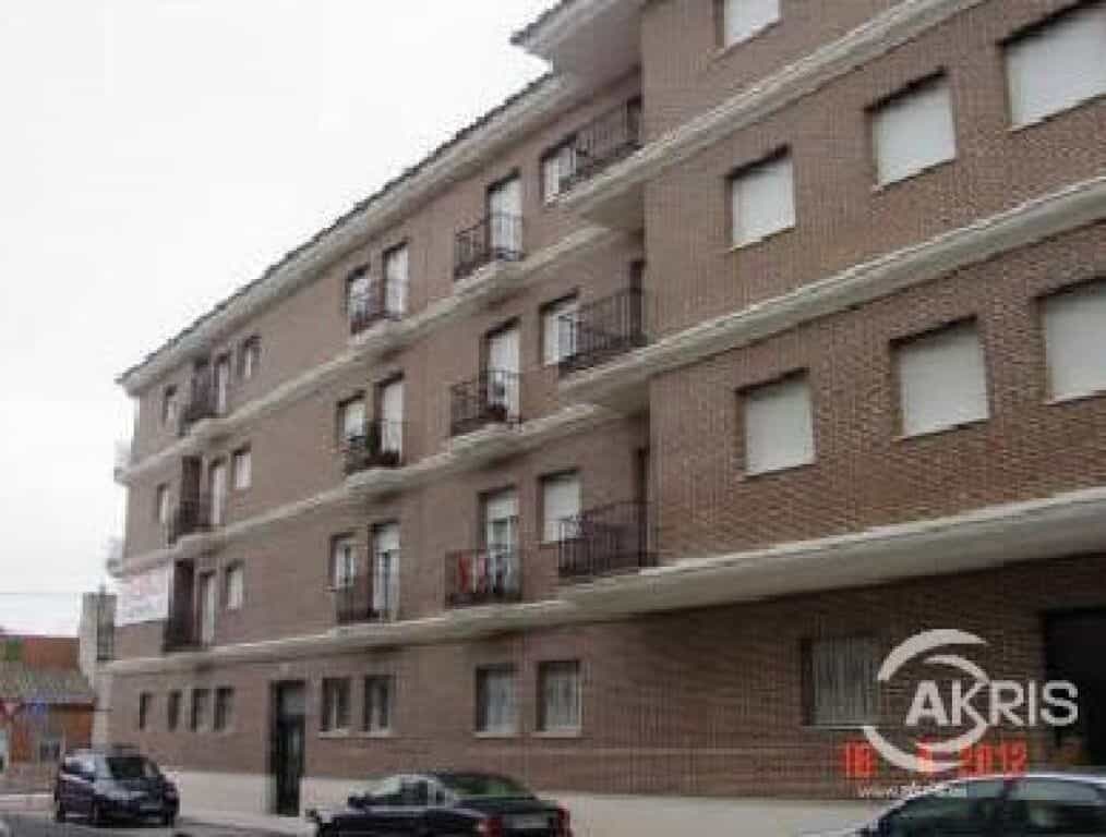 Condominium in Portillo de Toledo, Castilië-La Mancha 11648071