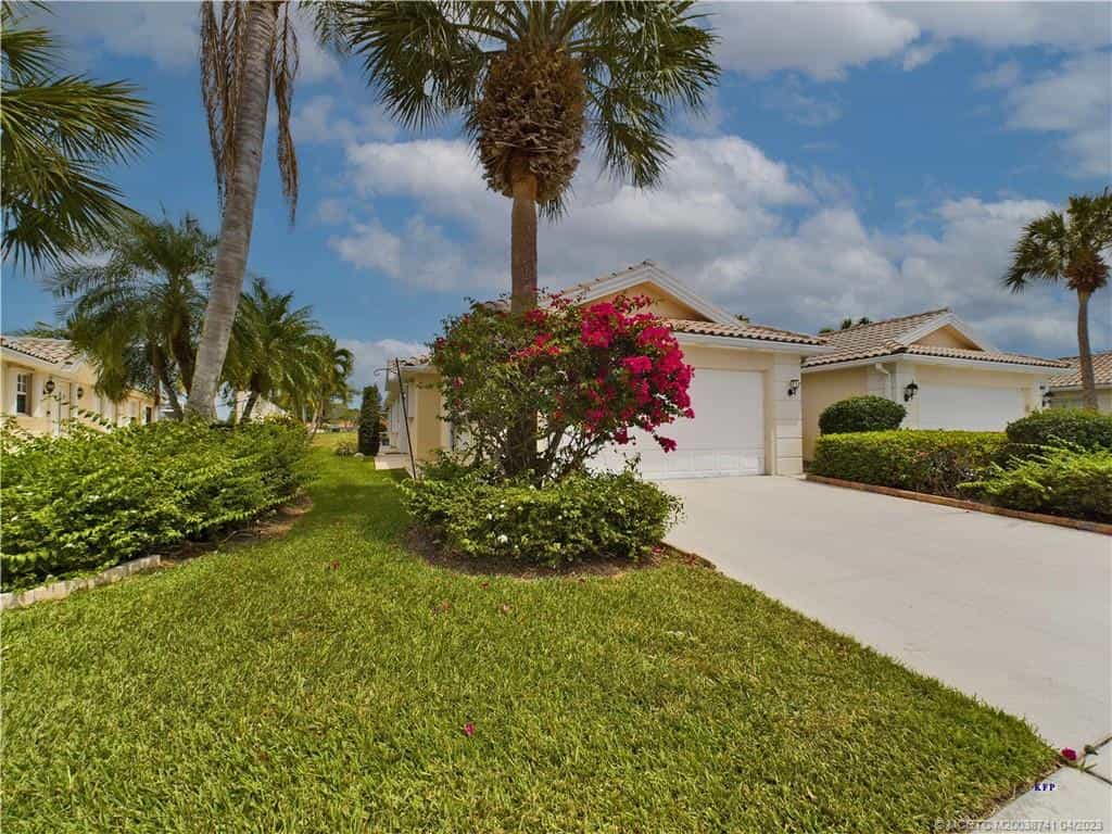 House in Coral Gardens, Florida 11648102