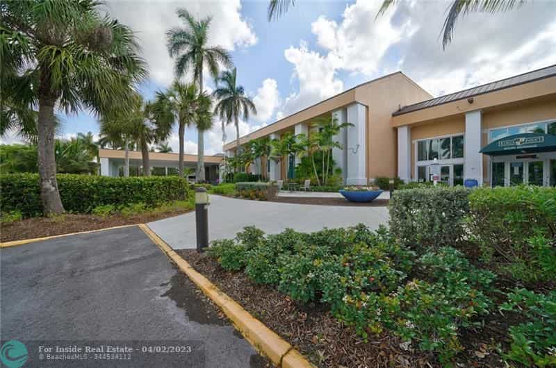 Condominium in Tamarac, Florida 11648114
