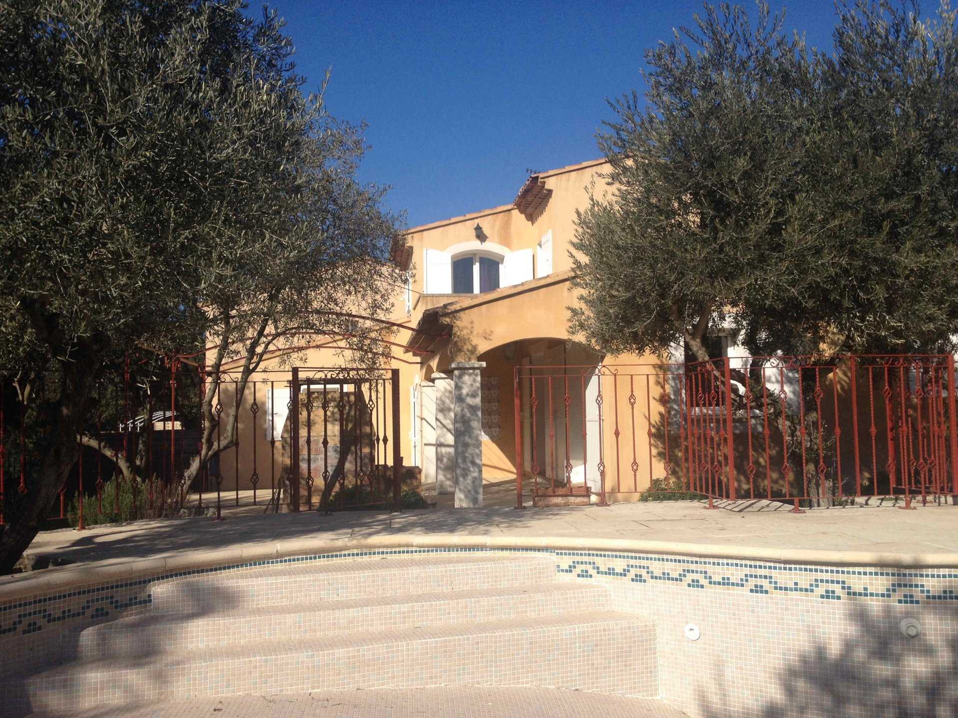 House in Pertuis, Provence-Alpes-Cote d'Azur 11648140