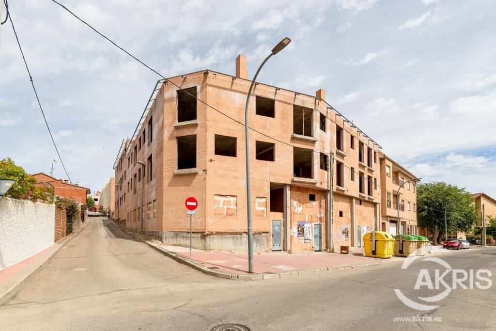 Condominium in Casarrubios del Monte, Castille-La Mancha 11655583
