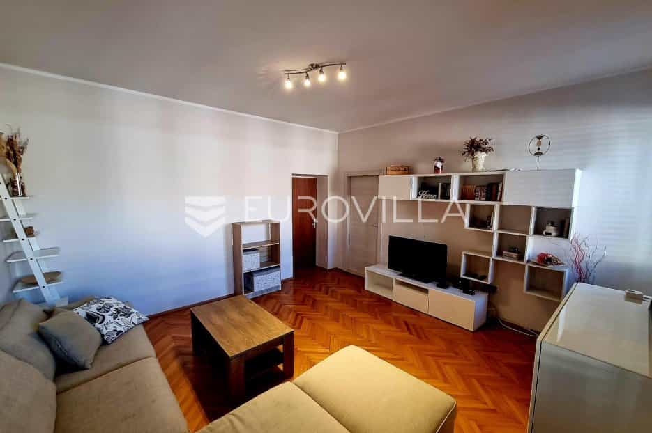 Condominium dans Pula, Istarska županija 11656088