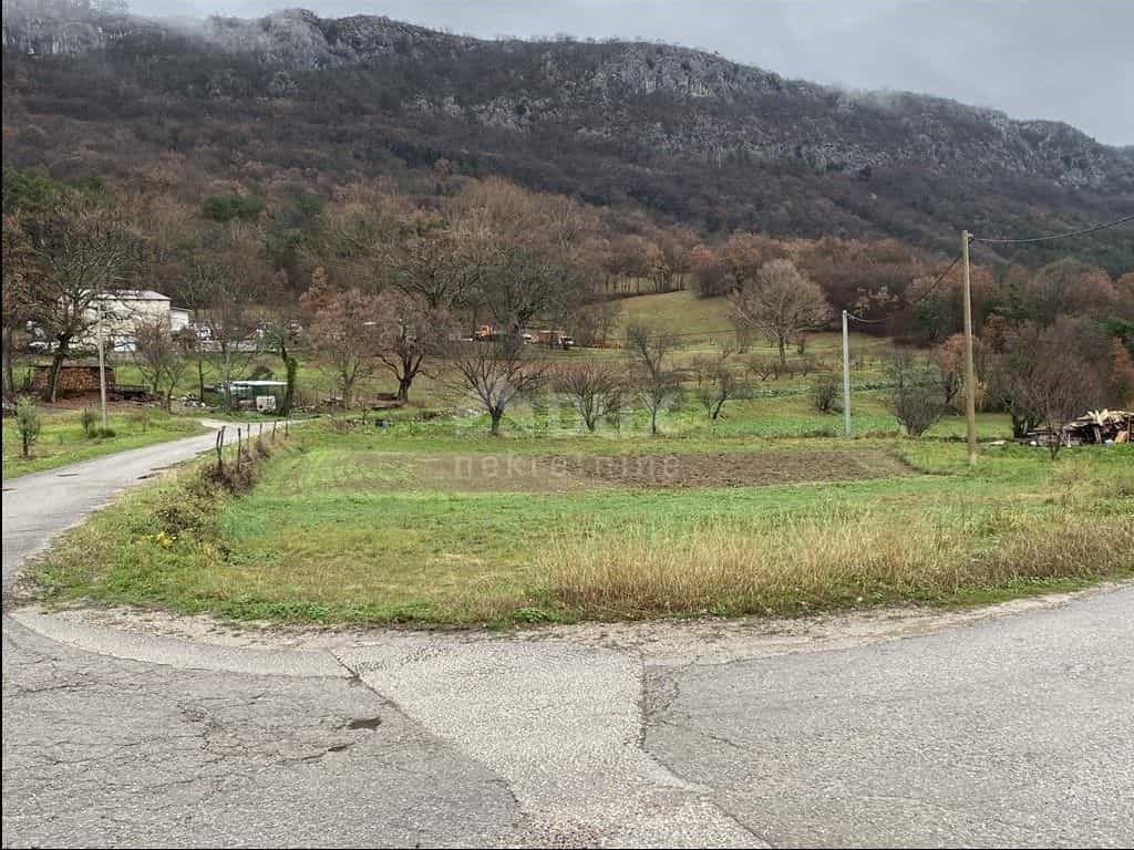 Land in Buzet, Istarska Zupanija 11656117