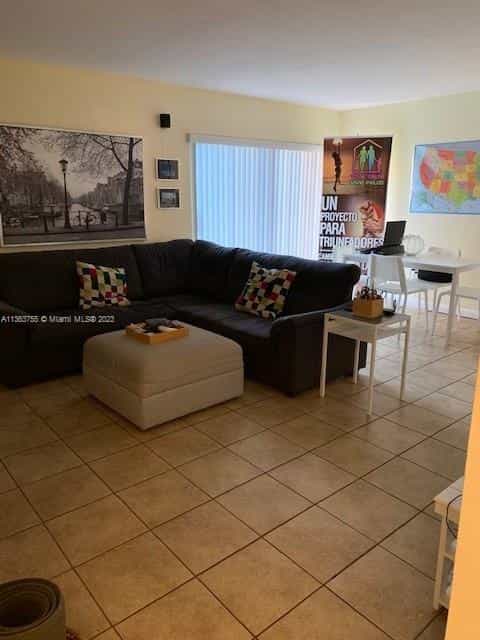 House in Olympia Heights, Florida 11656777