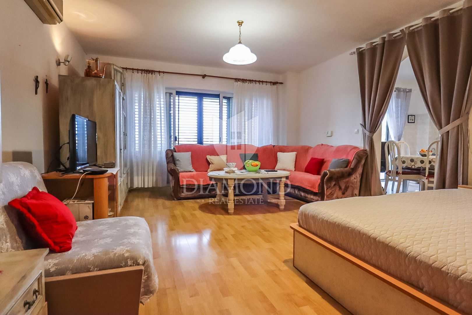 Condominio en Rovinjsko Selo, Istria County 11657410