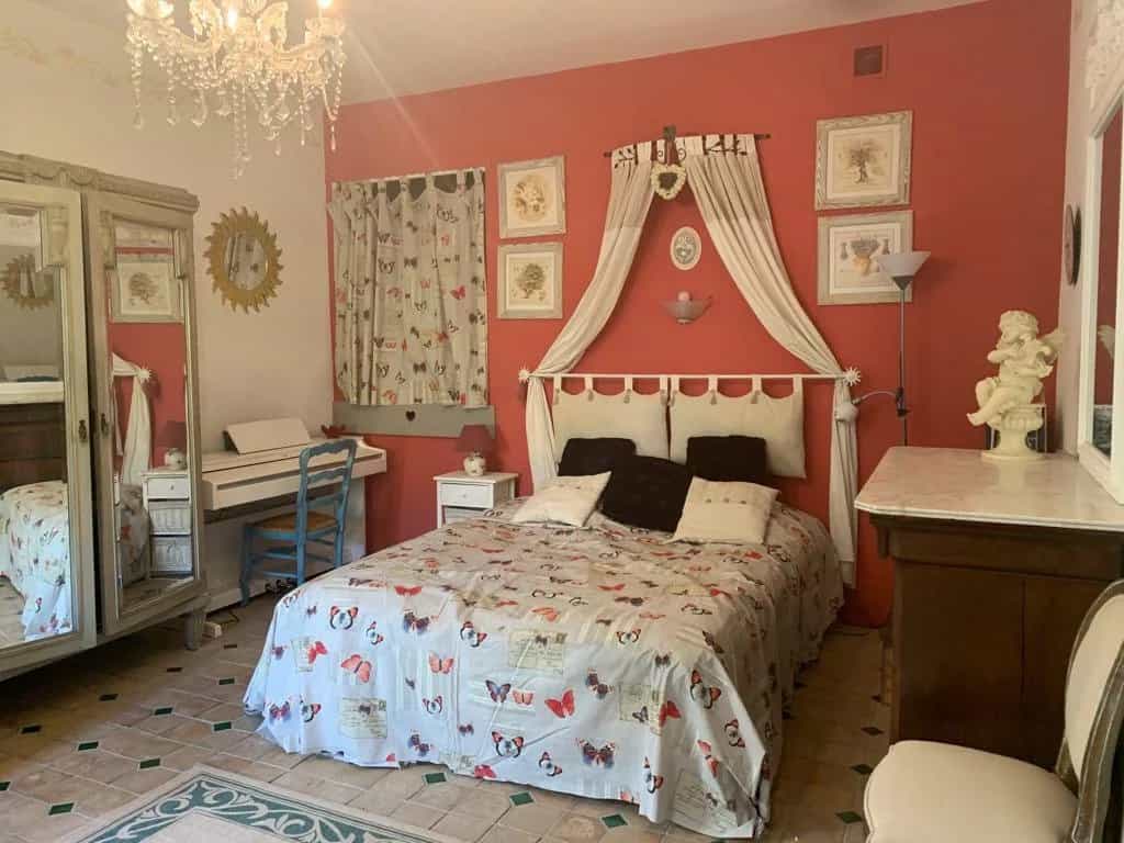Other in Manosque, Provence-Alpes-Cote d'Azur 11657682