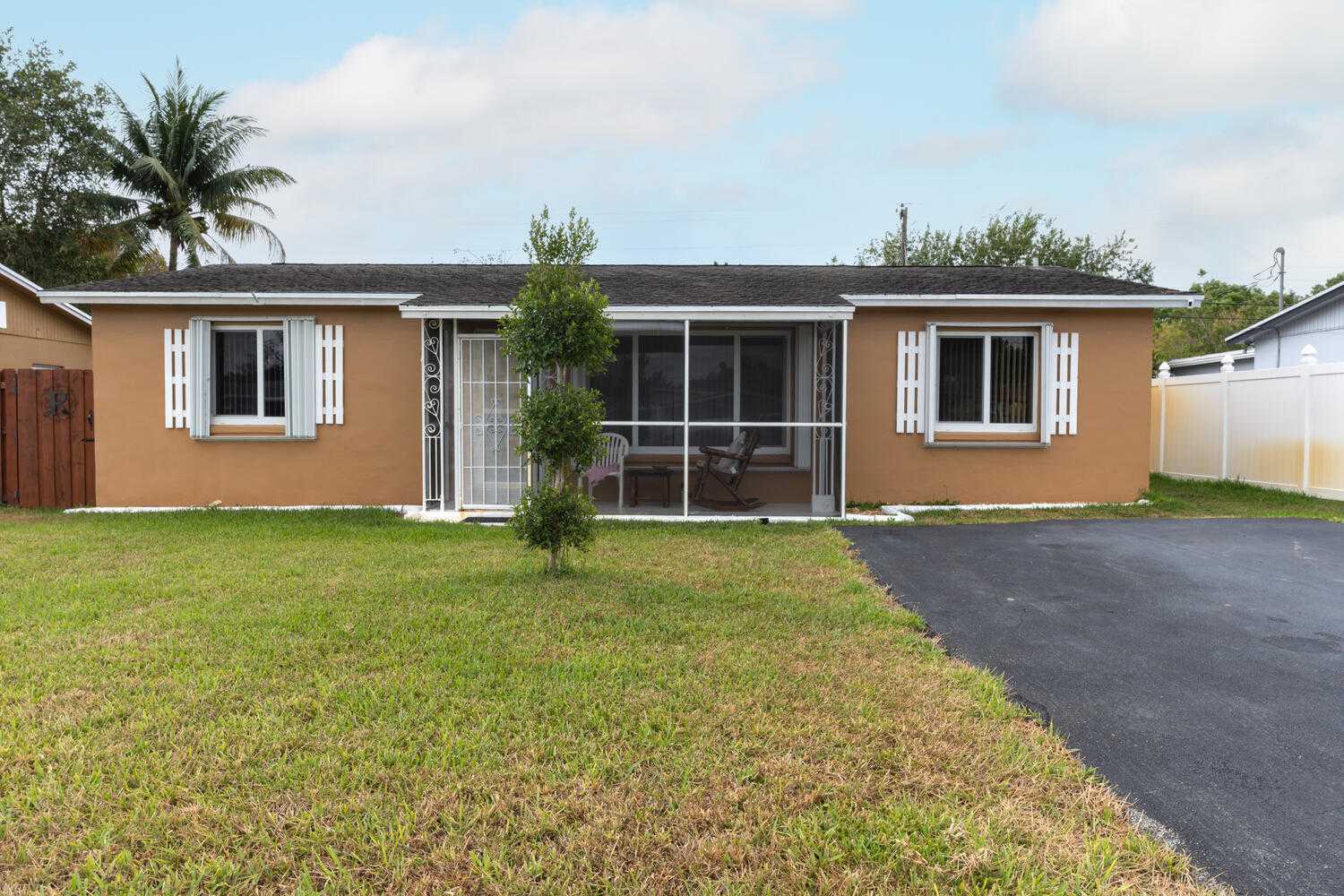 House in Greenacres, Florida 11657707