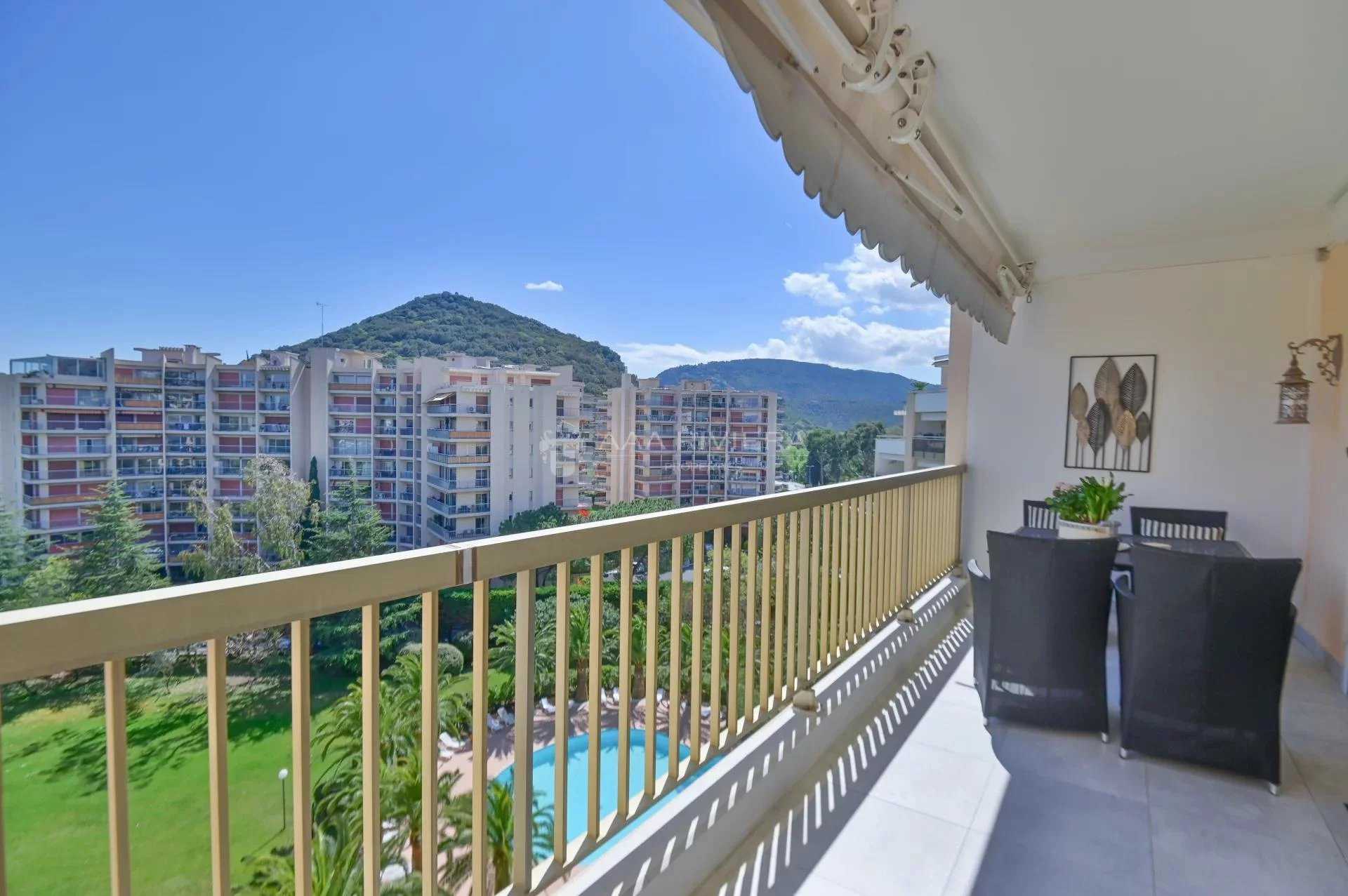 Condominium in Mandelieu-la-Napoule, Provence-Alpes-Côte d'Azur 11658489