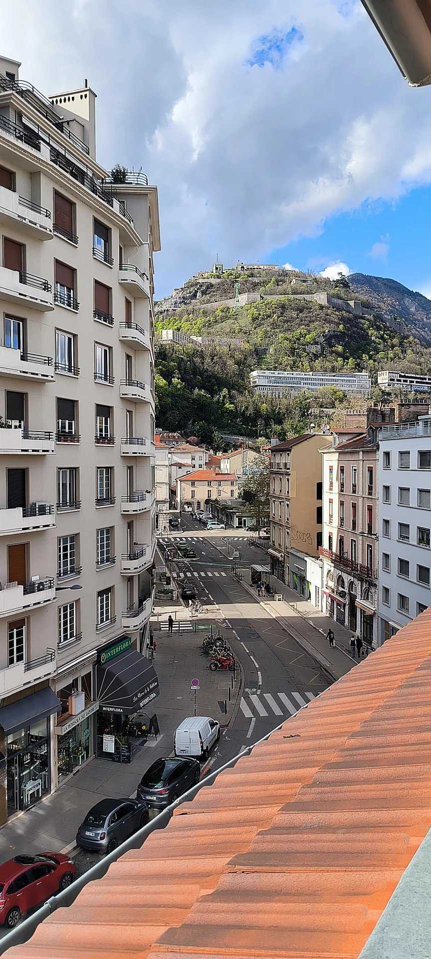 Condominium in Grenoble, Auvergne-Rhone-Alpes 11658493