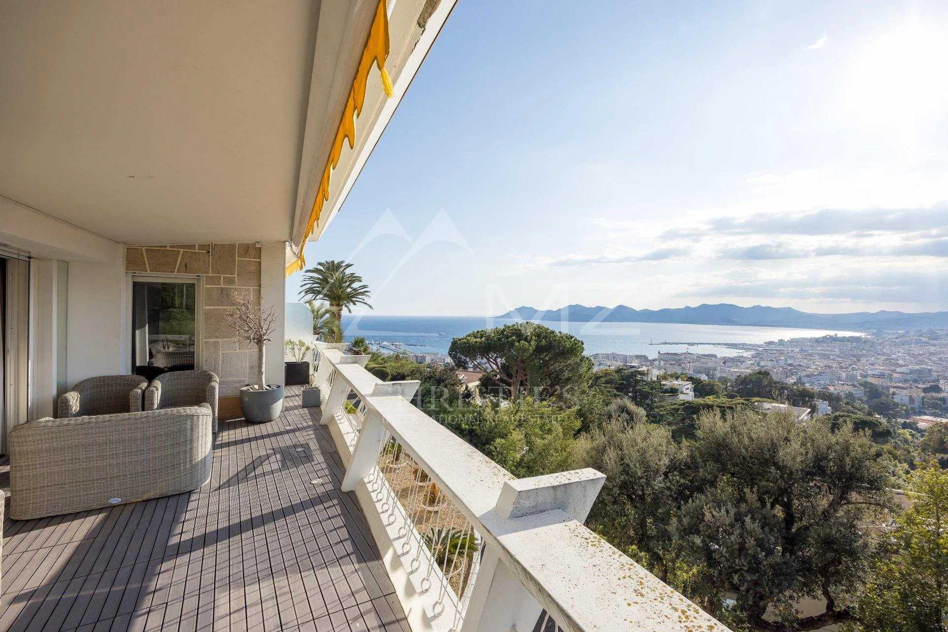 Condominium in Le Suquet, Provence-Alpes-Cote d'Azur 11658499