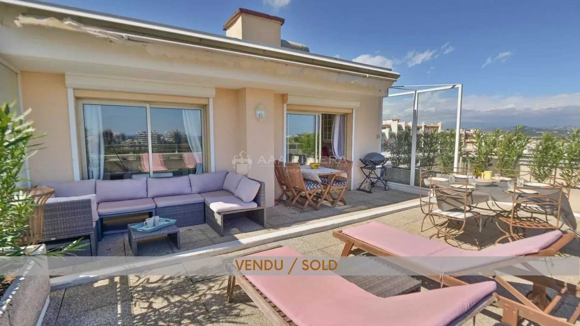Condominium in La Napoule, Provence-Alpes-Cote d'Azur 11659222