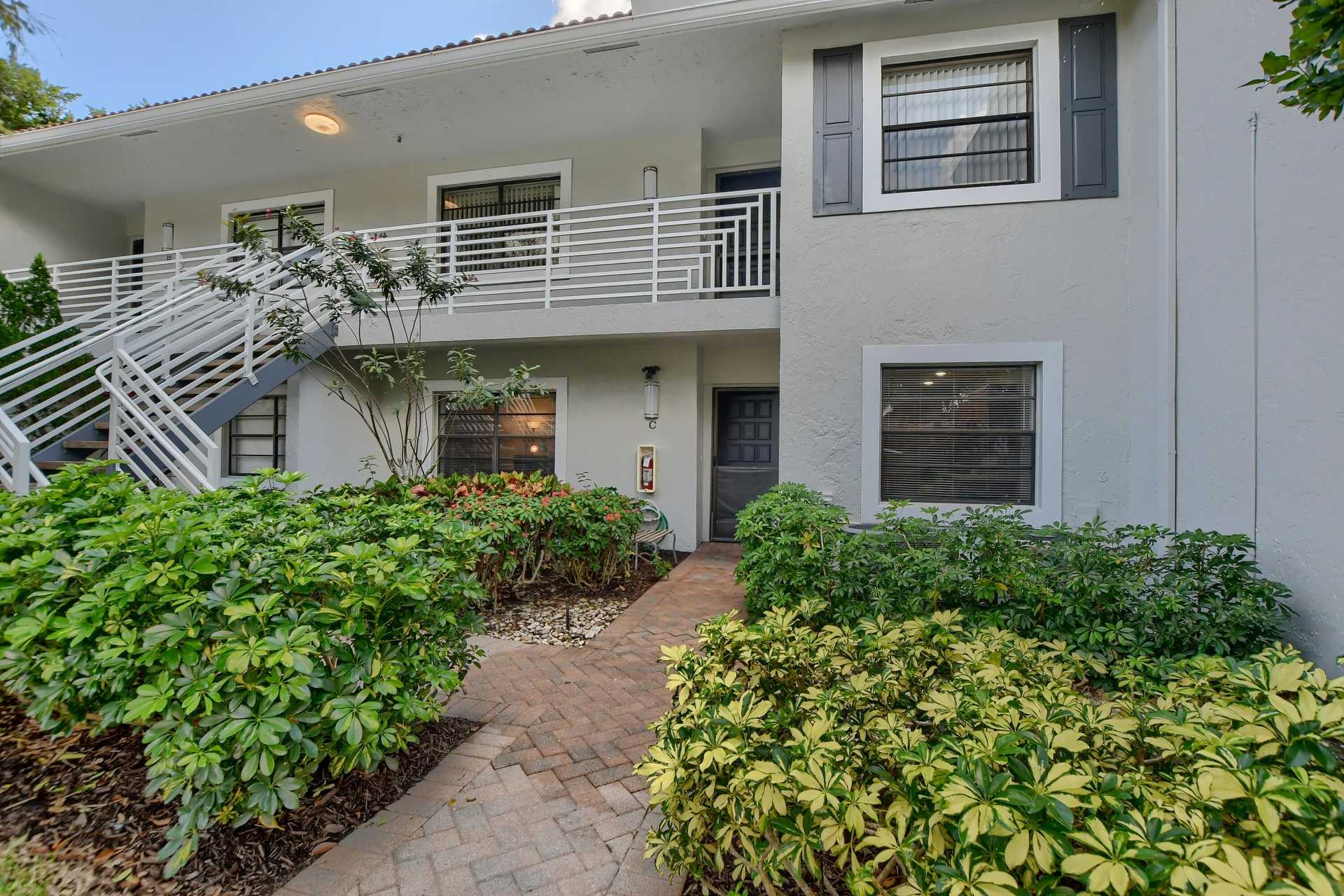 Condominium in Golf, Florida 11659905