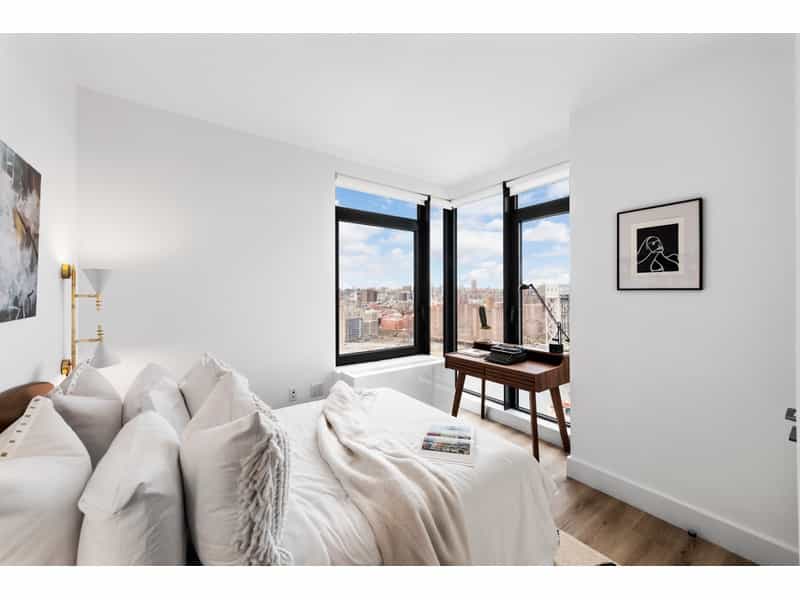 Condominium in , New York 11661000