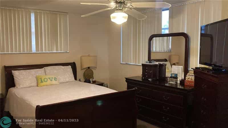 House in Pembroke Pines, Florida 11661513
