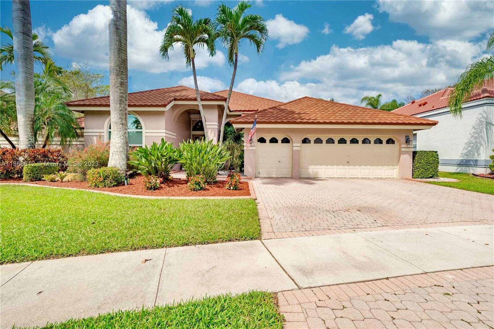 House in Pembroke Pines, Florida 11662342