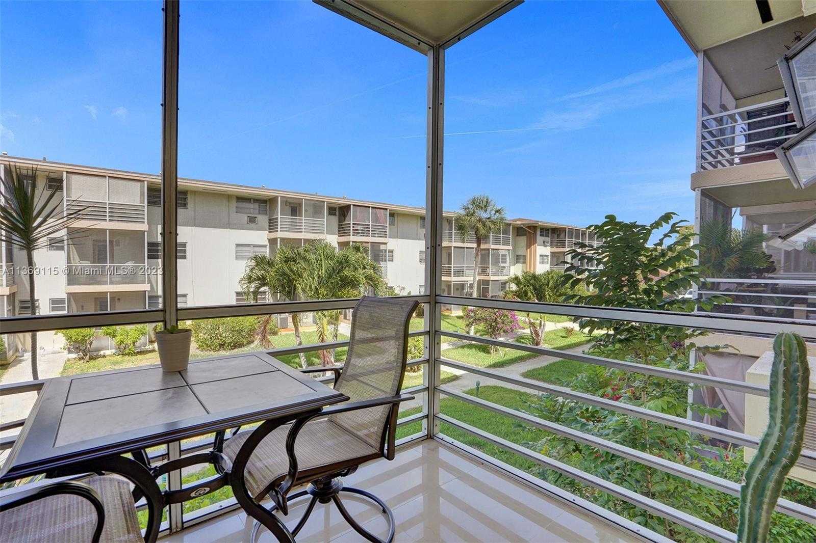 Condominium in North Miami Beach, Florida 11662359