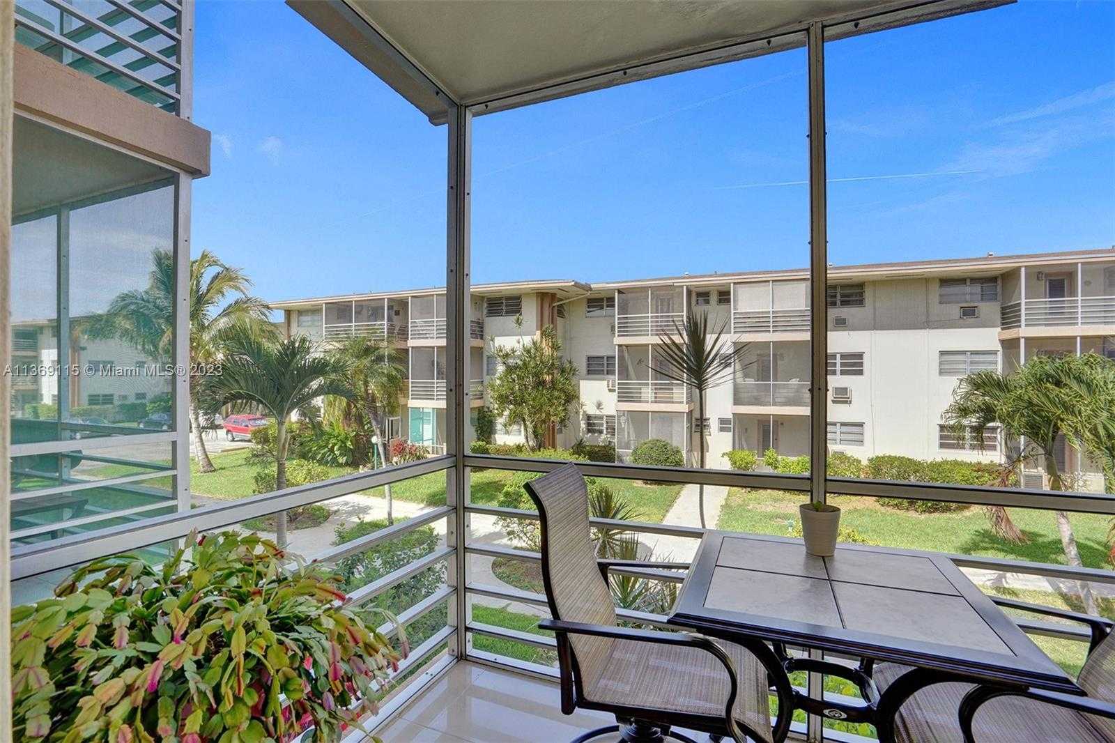 Condominium in North Miami Beach, Florida 11662359