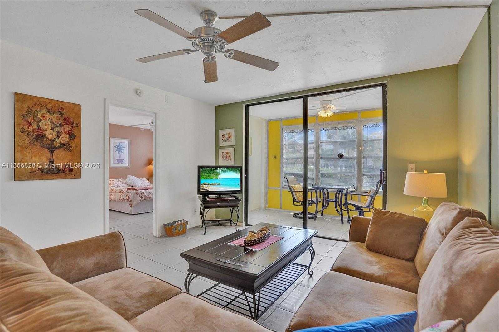 Condominium in Lauderdale Lakes, Florida 11662361