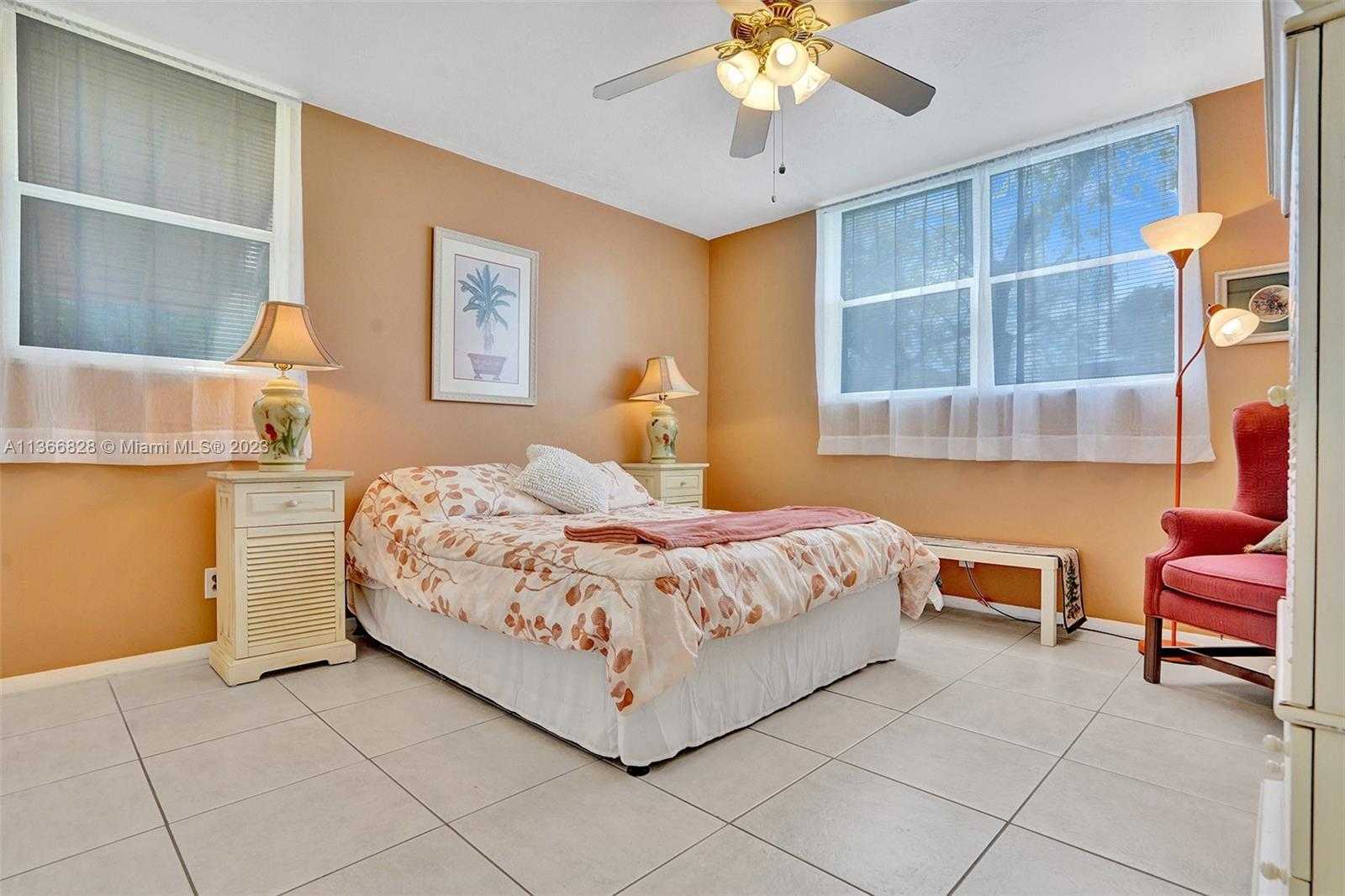 Condominium in Lauderdale Lakes, Florida 11662361