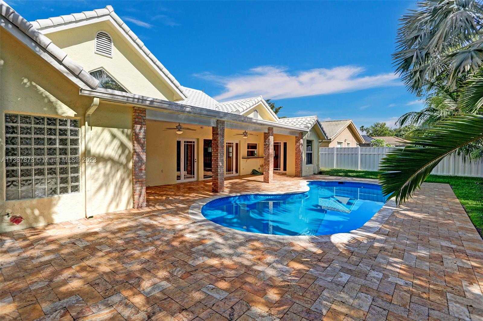 жилой дом в Coral Springs, Florida 11662371