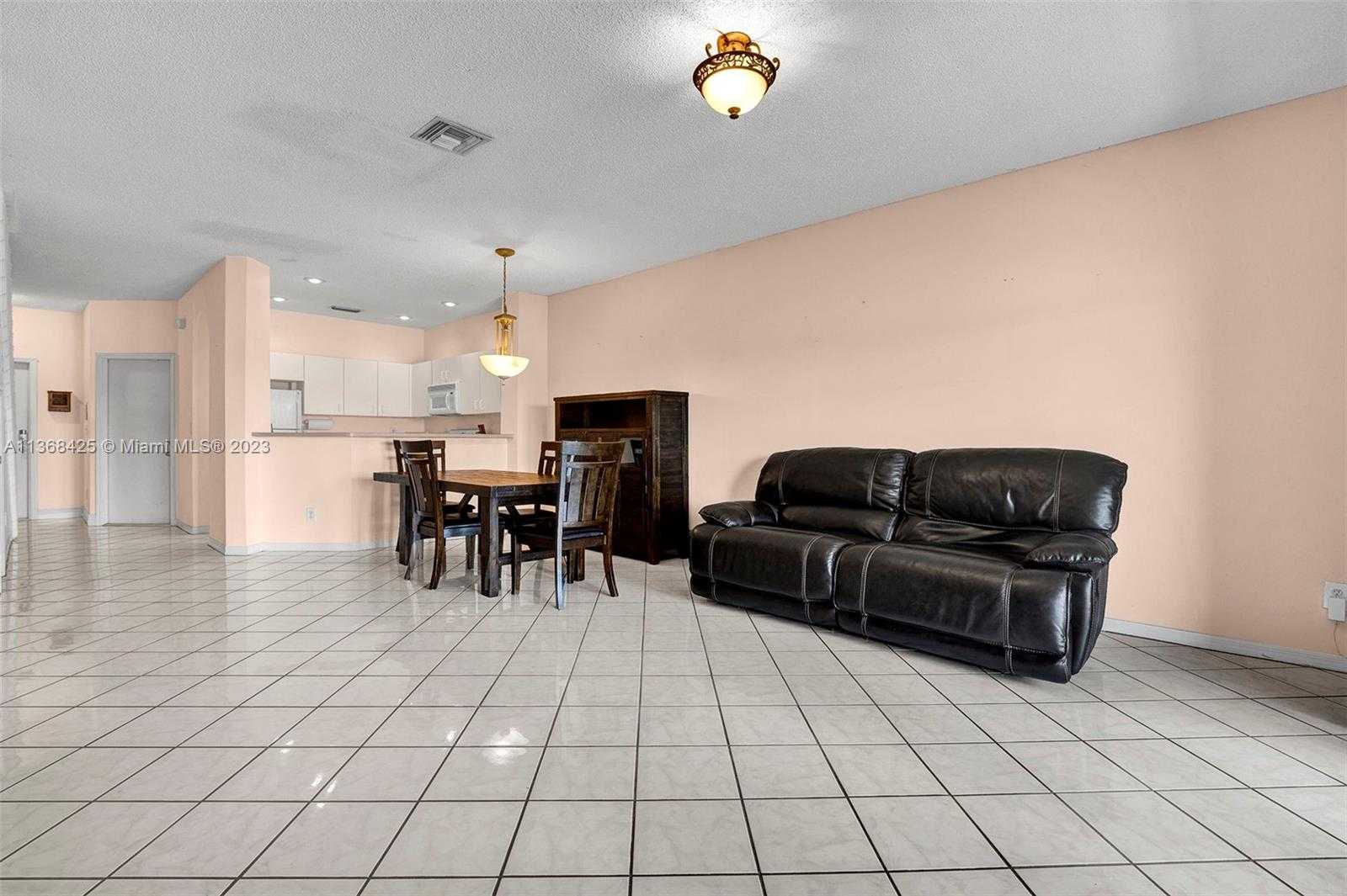 House in Pembroke Pines, Florida 11662382