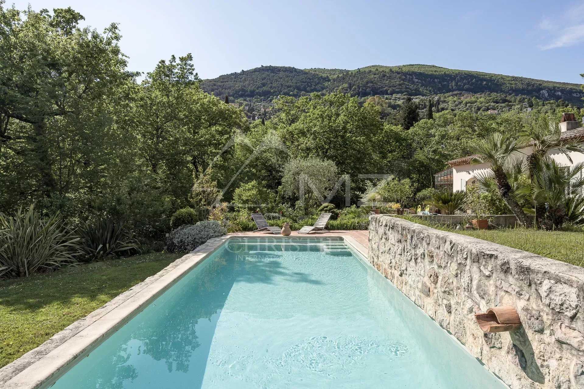 Talo sisään Grasse, Provence-Alpes-Cote d'Azur 11662410