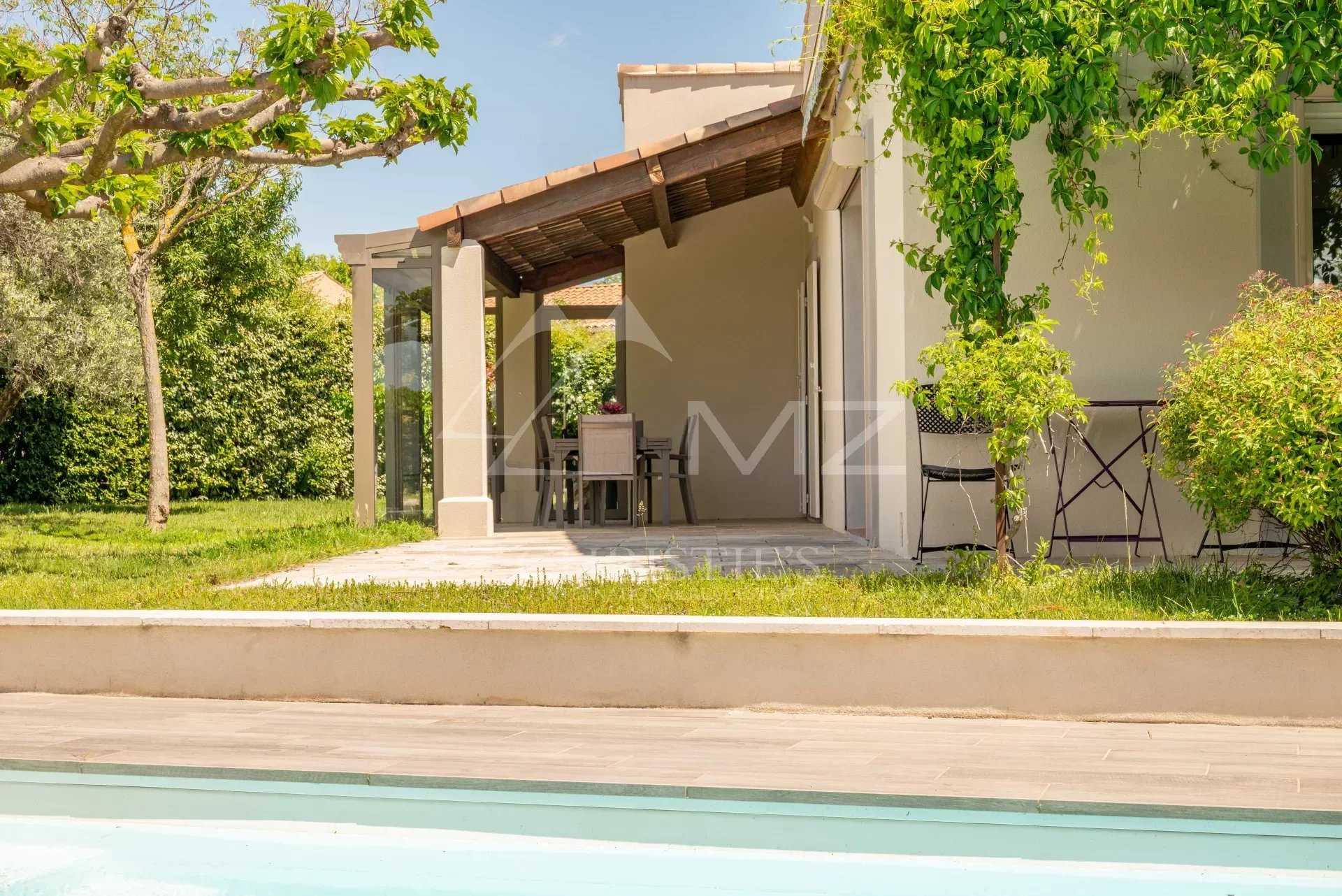 Talo sisään Manosque, Provence-Alpes-Cote d'Azur 11662440