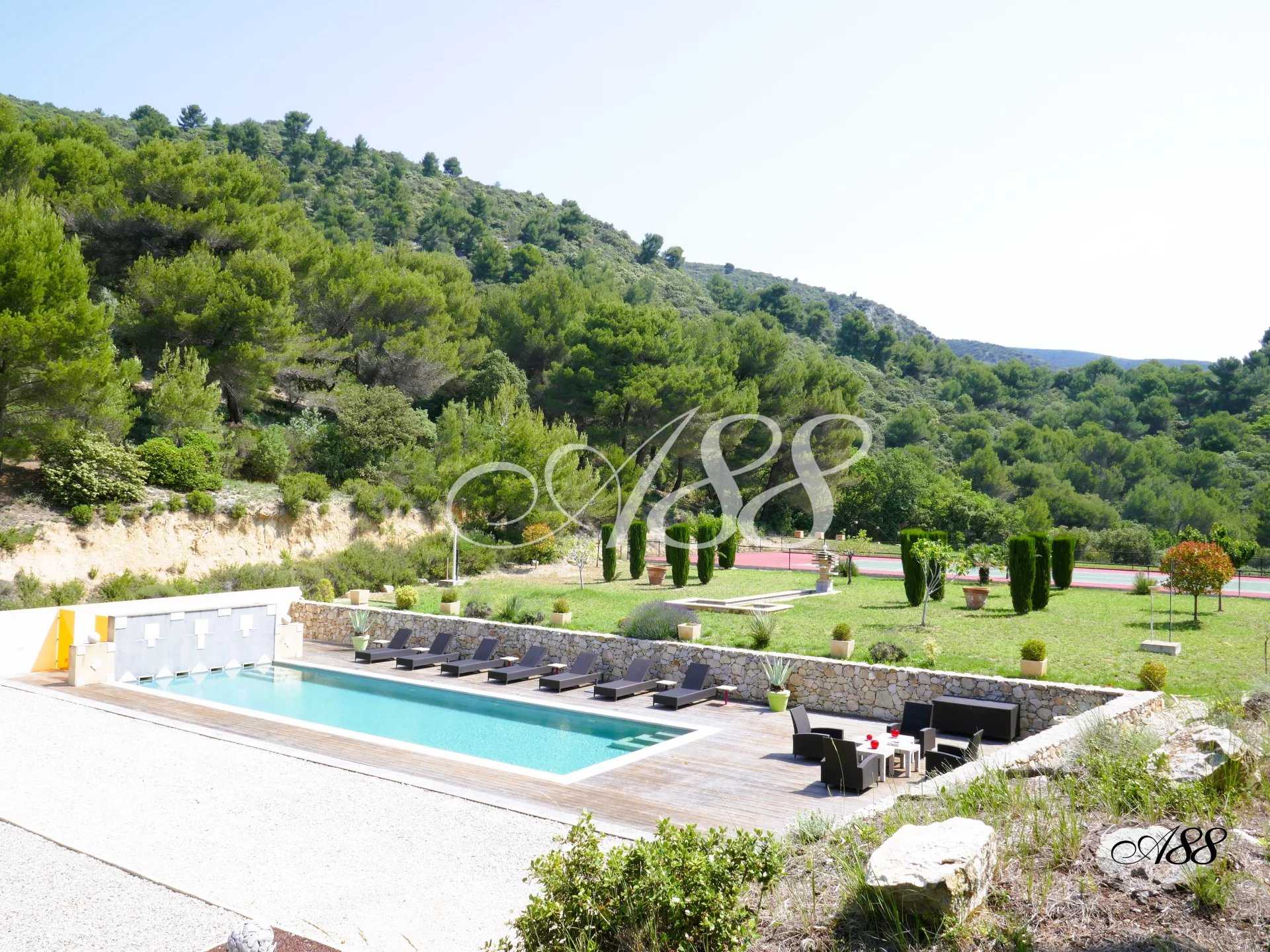 بيت في Lourmarin, Provence-Alpes-Cote d'Azur 11662445