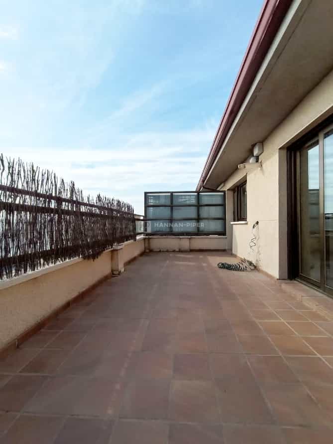 Condominium in Cornellà de Llobregat, Cataluña 11662701