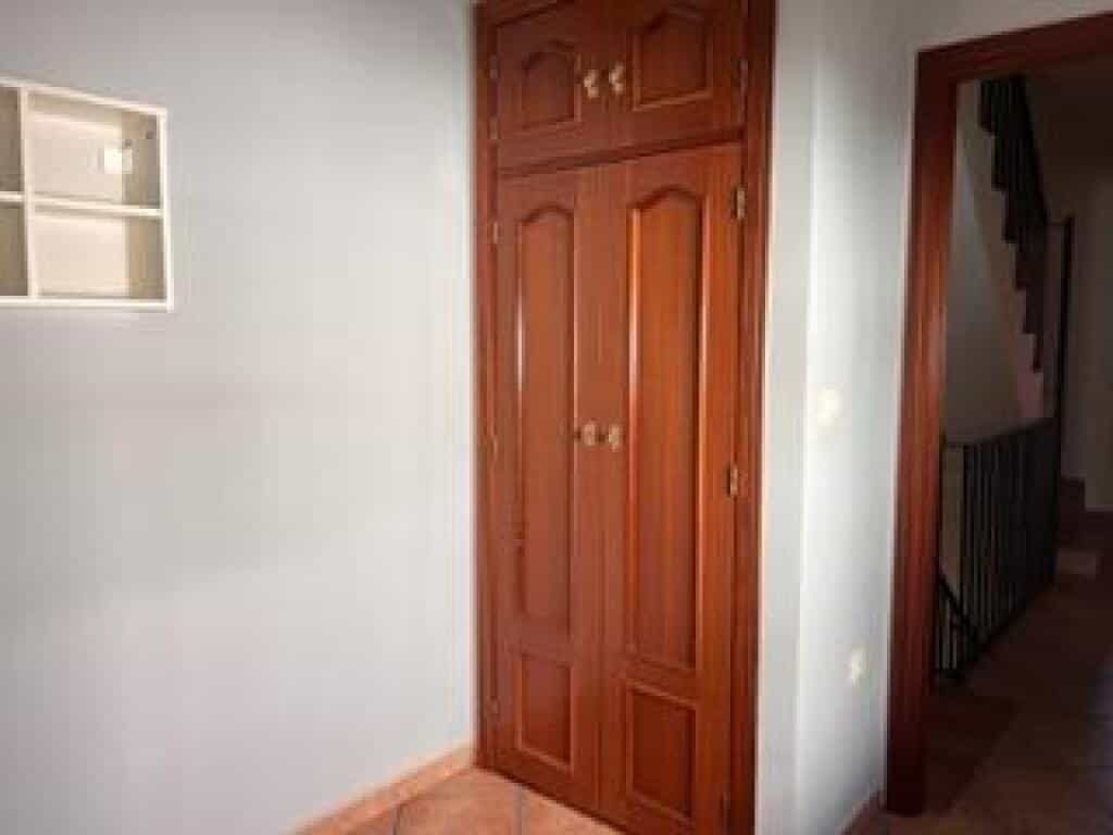 House in La Palma del Condado, Andalucía 11663045