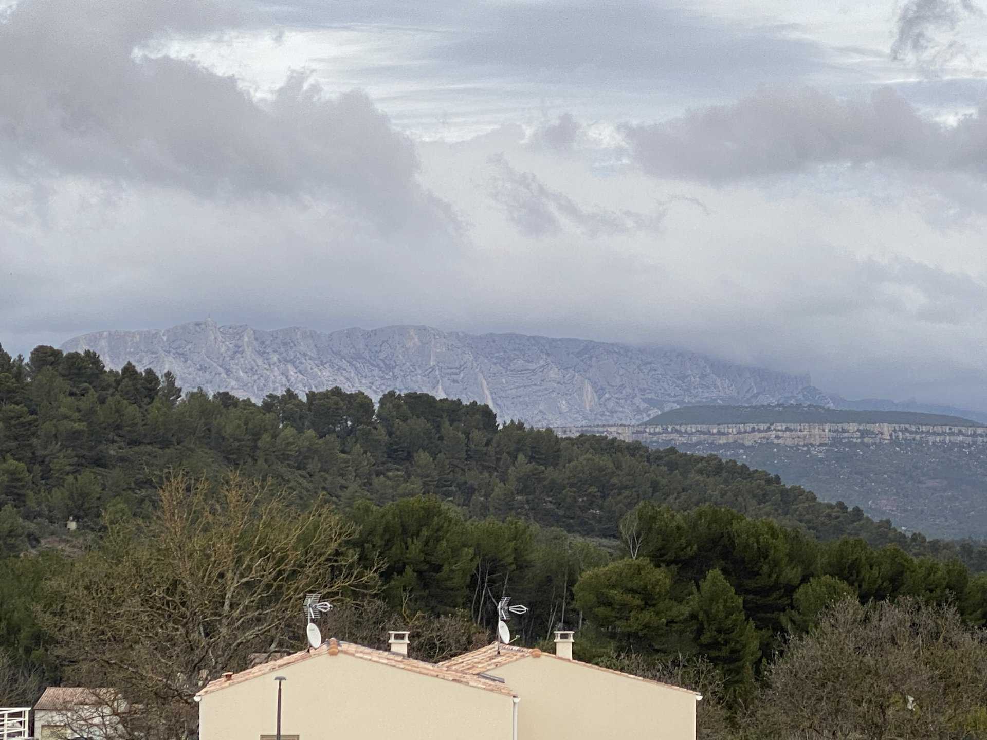 Osakehuoneisto sisään Meyreuil, Provence-Alpes-Cote d'Azur 11663135