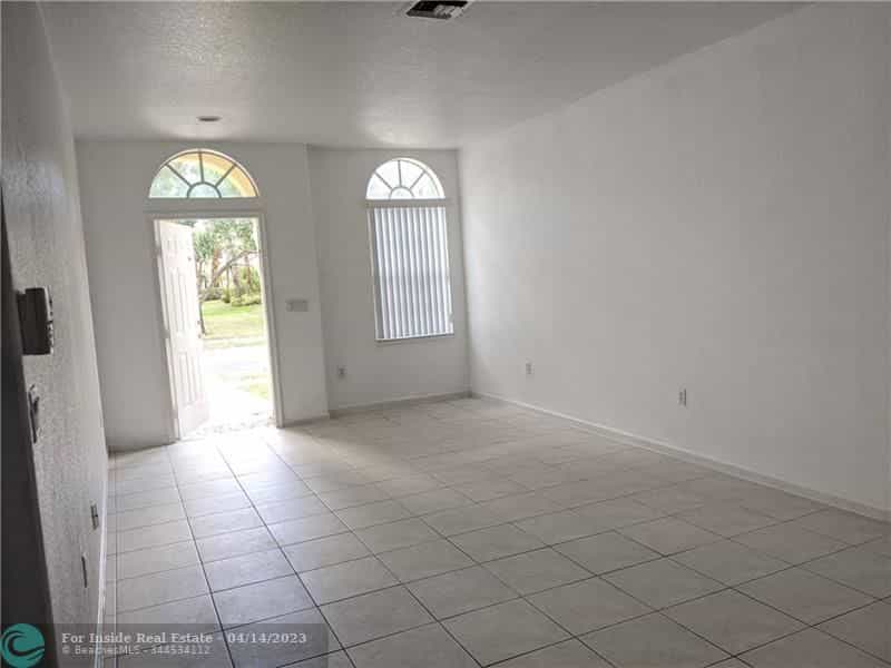 House in Hollywood, Florida 11669967