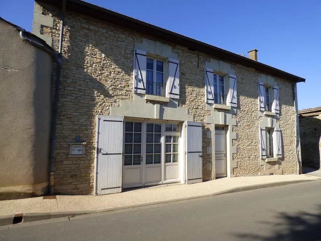 House in Saint-Jean-de-Sauves, Nouvelle-Aquitaine 11669990
