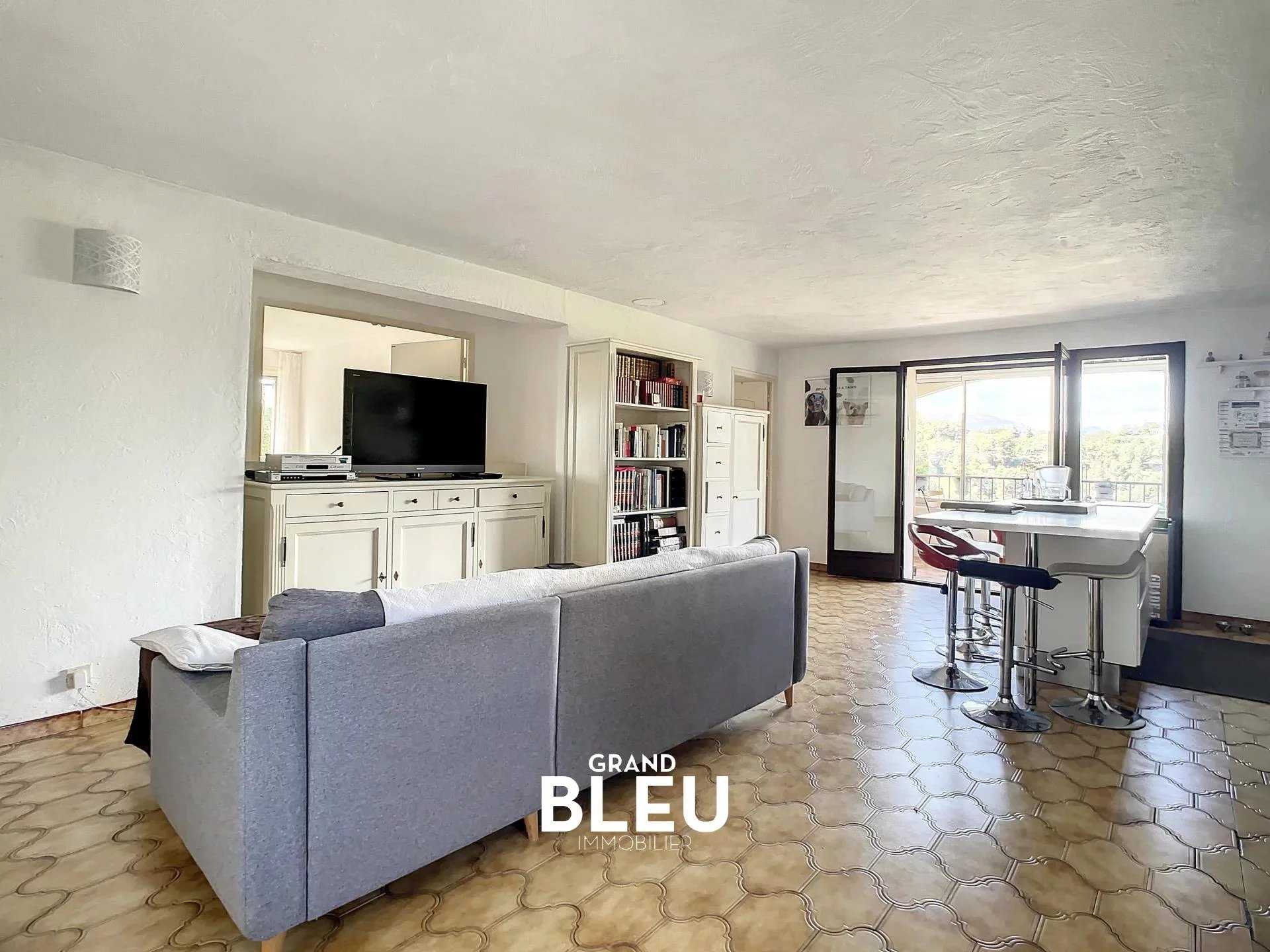 Condominium in Saint-Roman, Provence-Alpes-Cote d'Azur 11670900