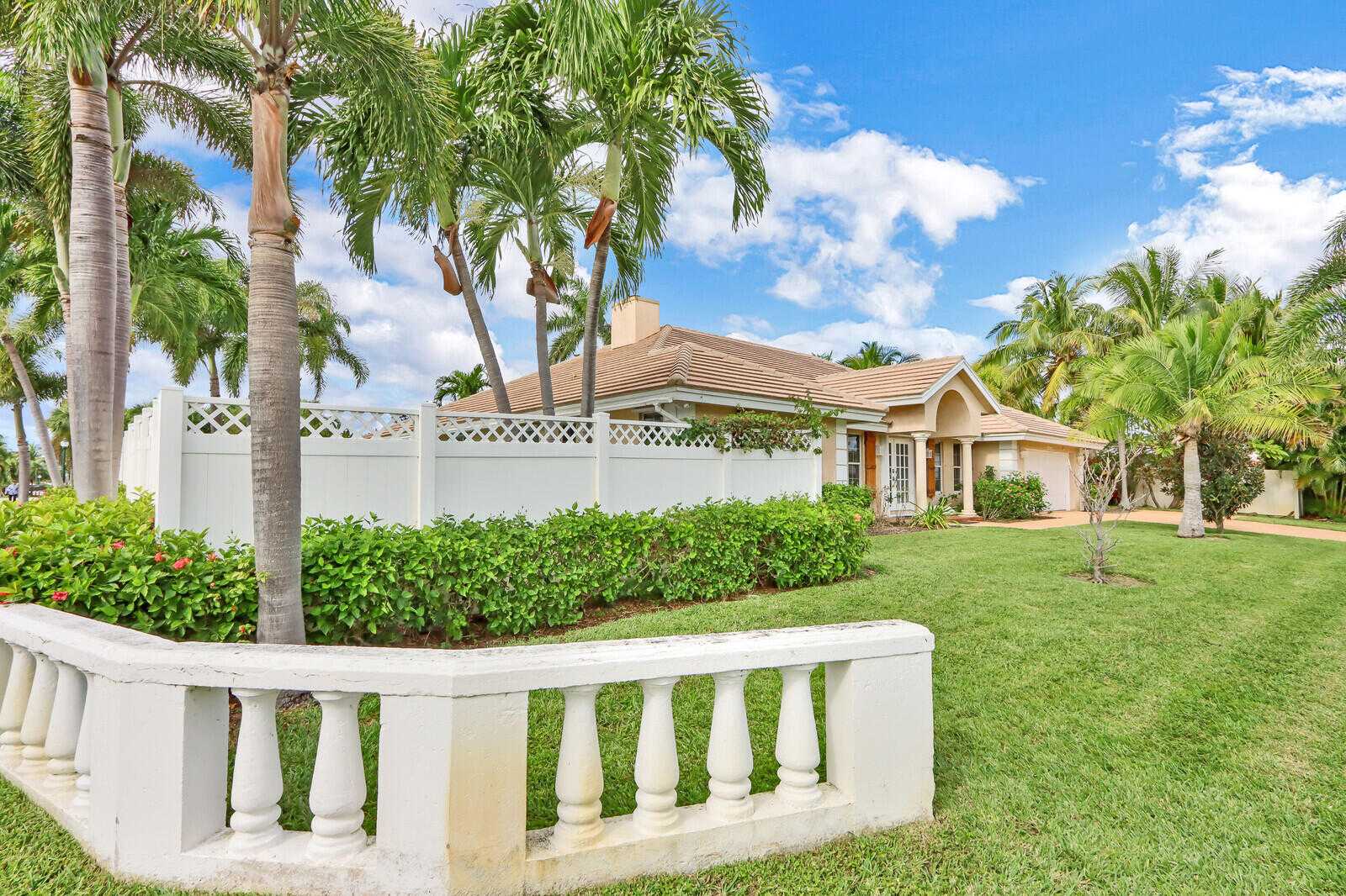Residential in West Palm Beach, Florida 11679133